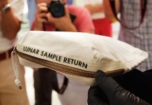 Túi chứa bụi Mặt Trăng được bán với giá 1,8 triệu USD Túi chứa bụi Mặt Trăng được bán với giá 1,8 triệu USD