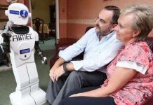 Triệu phú nuôi robot làm con