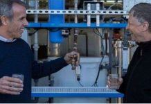 Bill Gates uống thử nước trích xuất từ phân người