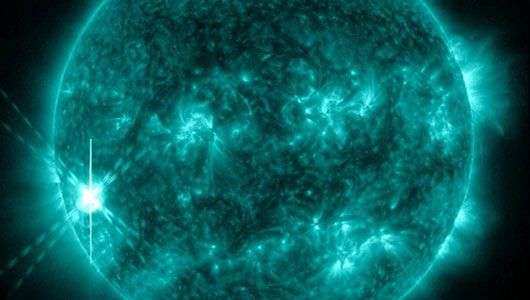 Bão lớn bùng phát trên mặt trời