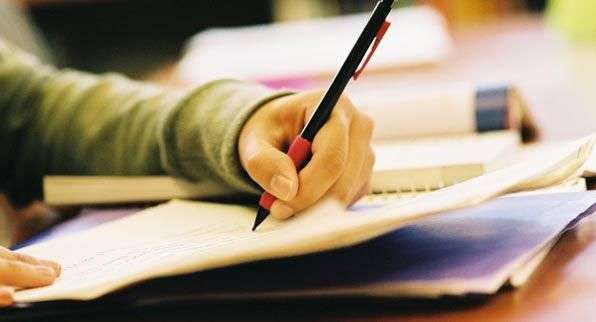 Tại sao viết tay giúp ghi nhớ tốt hơn gõ phím?