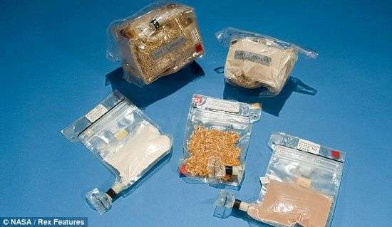 Xem phi hành gia chuẩn bị món ăn trên vũ trụ