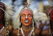 Bộ tộc kỳ lạ nơi đàn ông mặc váy đi cướp vợ và thi sắc đẹp