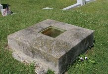 Ngôi mộ nhìn thấy người chết ở Mỹ