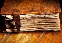 Sách cũ có một mùi rất đặc trưng, và nó tiết lộ thông tin cực kỳ quan trọng