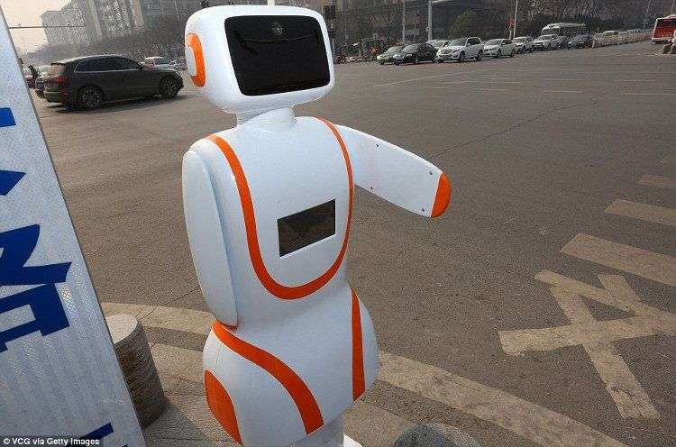 Trung Quốc bắt đầu dùng robot để ngăn người đi bộ qua đường sai vị trí