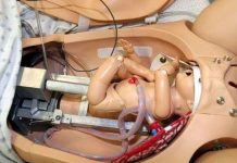 Học đỡ đẻ bằng... robot