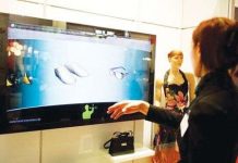 Mua hàng qua cửa kính siêu thị