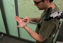 Hệ thống Omnittouch làm tờ giấy thành bề mặt tương tác