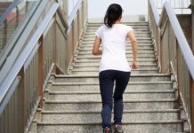 Vì sao bạn thở dốc khi leo cầu thang