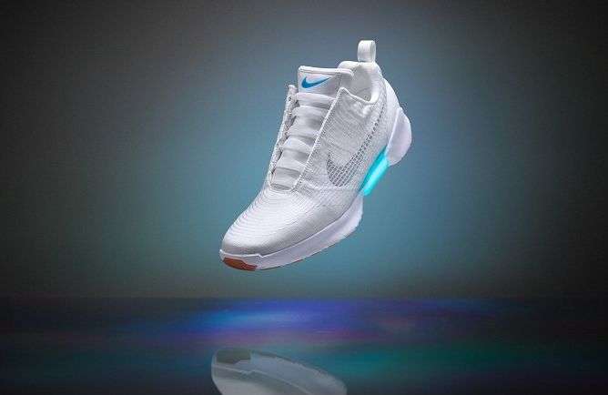 Nike ra giày thể thao tự buộc dây