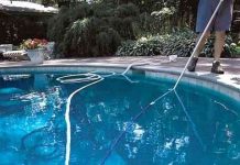 Dung dịch Clo làm sạch hồ bơi như thế nào?