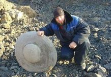 Phát hiện vật thể lạ có hình UFO chôn sâu dưới lòng đất tại Nga