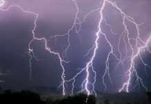 Hiện tượng sấm sét trước bão