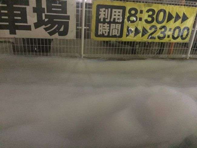 Cận cảnh bọt trắng bí ẩn phủ kín đường đi Nhật Bản sau động đất