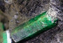 Sống trong sợ hãi vì tìm thấy khối đá quý gần 7.000 tỷ