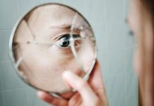 Lý do nhiều người tin vỡ gương mang lại điềm xấu