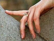 Ngón đeo nhẫn tiết lộ khả năng tài chính