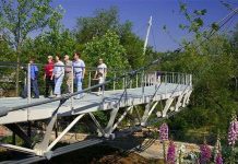 Đám đông đi bước đều có thể làm sập cầu