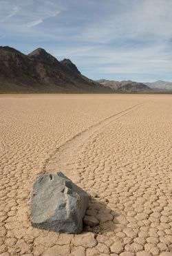 Bí ẩn đá tự dịch chuyển trên Thung lũng Chết