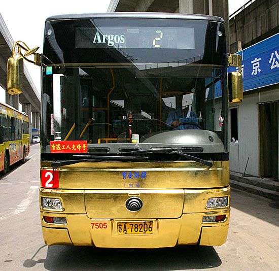Trung Quốc đưa xe buýt mạ vàng vào hoạt động