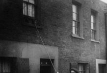 Cách người dân Anh báo thức khi chưa có đồng hồ