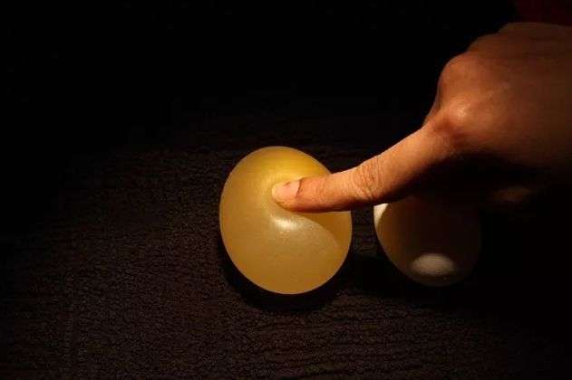 Thí nghiệm đơn giản để biến trứng thành quả bóng trong suốt, nảy như bóng bàn