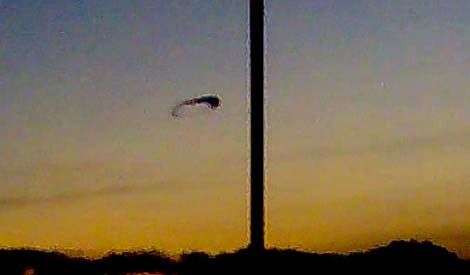 Hai UFO xuất hiện cùng lúc ở Anh