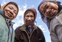 Kỳ lạ tập tục đục mũi, nhét đồng xu tự làm mình xấu để tránh bị bắt cóc