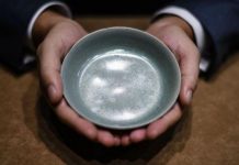 Bát cổ nghìn năm tuổi bán được giá kỷ lục 850 tỷ đồng