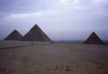 Phát hiện 17 kim tự tháp ẩn mình dưới cát