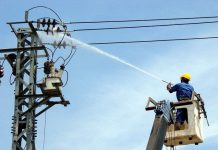 Hình ảnh thợ điện EVN vệ sinh đường dây điện bằng nước áp lực cao