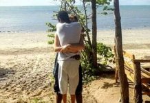 Lại tranh cãi về bức ảnh cặp đôi ôm nhau trên bãi biển