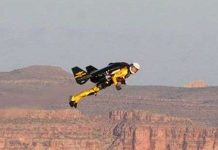 'Người phản lực' bay trên hẻm núi khổng lồ