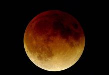 Nguyệt thực: Vì sao mặt trăng lại đỏ và lớn khác thường?