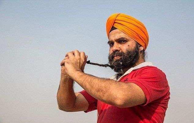 Dị nhân Ấn Độ dùng râu để nâng người nặng 54,4kg
