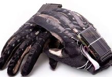 Găng tay chuyển đổi ngôn ngữ ký hiệu thành lời nói