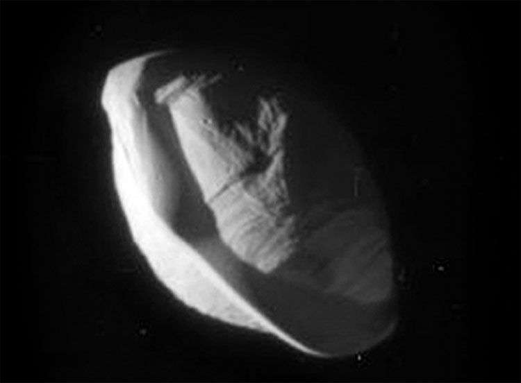 Hình ảnh rõ nhất về vệ tinh giống UFO của Sao Thổ