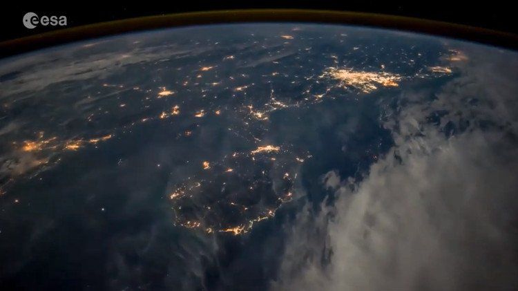 Cảnh đêm ở thành phố Hồ Chí Minh nhìn từ vũ trụ