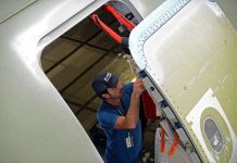 Liệu có thể mở cửa máy bay khi đang bay?