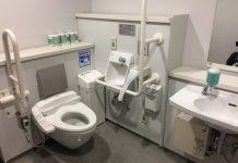 Ở Nhật Bản, giám đốc cũng phải đi cọ toilet! Lý do là...