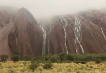 Đá khổng lồ biểu tượng nước Úc bỗng biến thành thác nước