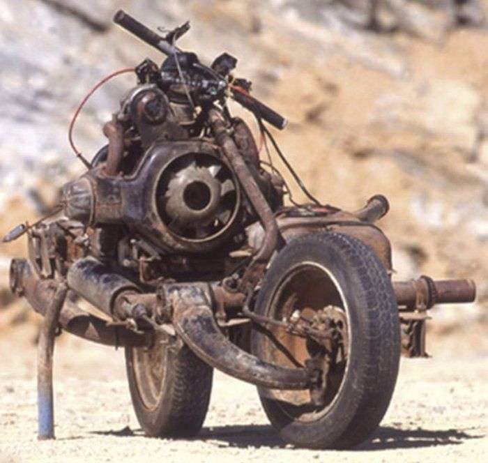 Chế tạo xe máy từ xe hơi hỏng hóc để thoát khỏi sa mạc châu Phi