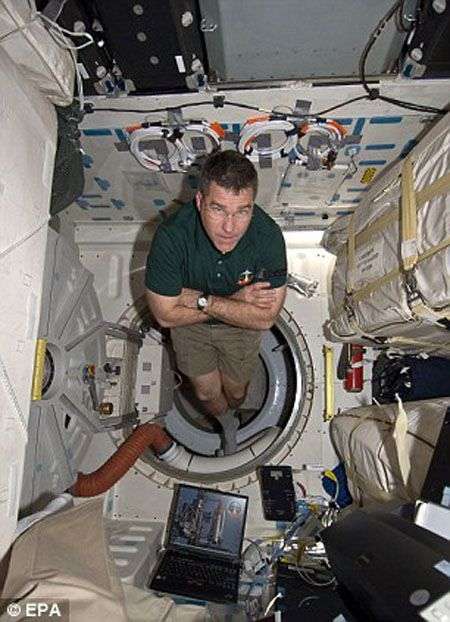 Tàu Discovery kết nối với ISS lần cuối