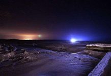 Vì sao bầu trời ban đêm lại có màu đen?