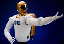 Robot giống người thức dậy trong vũ trụ