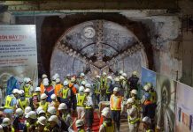 Robot 300 tấn hoàn thành hầm metro đầu tiên ở Việt Nam sớm một tháng