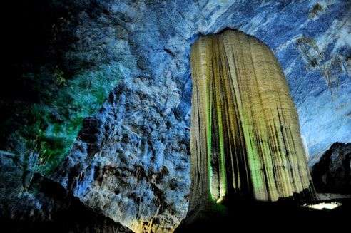 Vẻ đẹp kỳ ảo ở hang động khô dài nhất châu Á