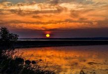 Vì sao bầu trời chuyển sang màu đỏ lúc hoàng hôn?