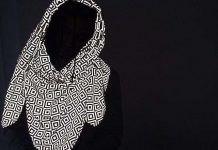 Khăn quàng cổ giúp “tàng hình” trước ánh đèn flash